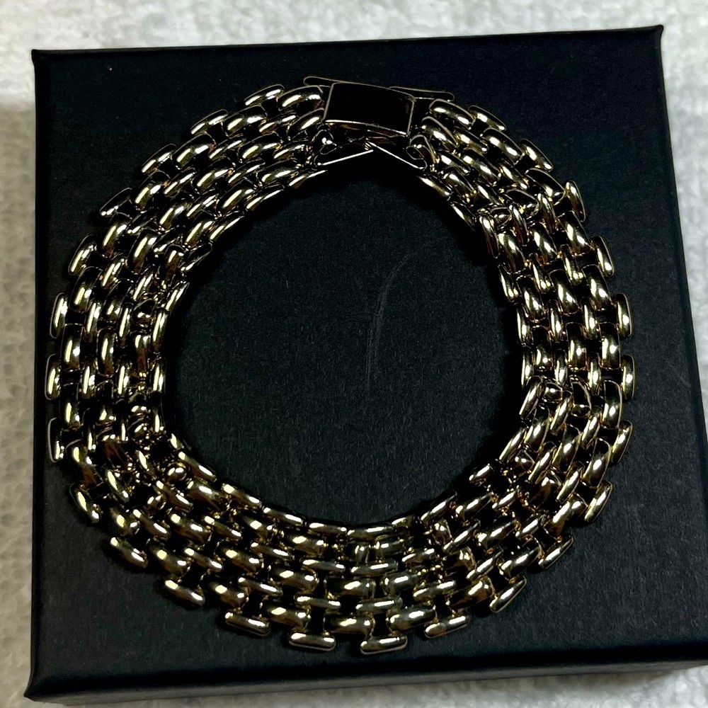 Vintage gold tone bracelet. Substantial stand out piece. Beauty!!!